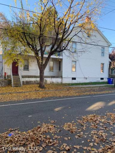 Main picture of 52 E 3rd St