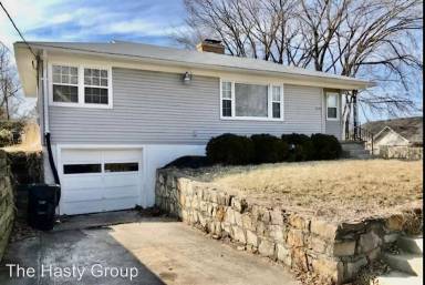 Main picture of 3320 S Sterling Ave