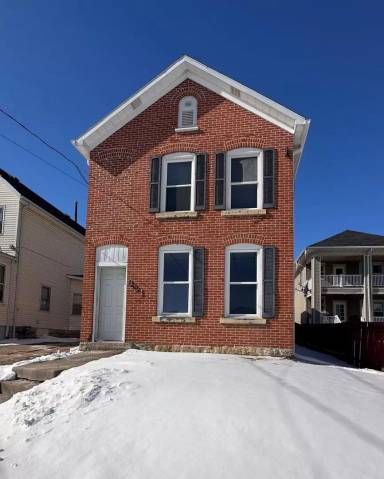 Main picture of 821 W 8th St
