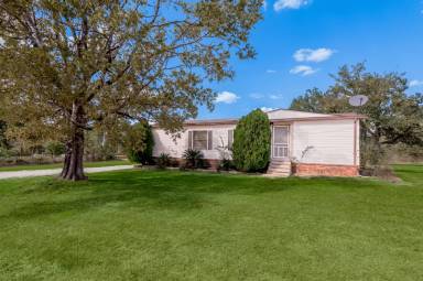 Main picture of 30 Allen Dr