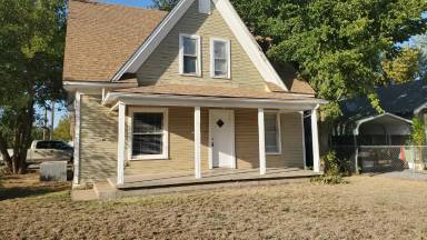 Main picture of 1402 E Maple Ave