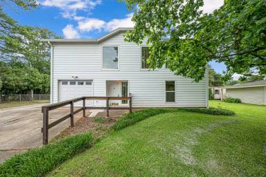 Main picture of 100 Meadowgreen Dr