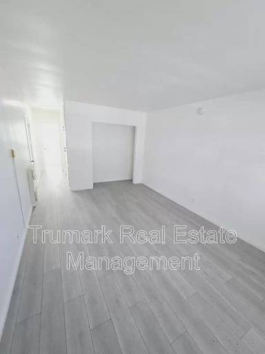 Main picture of 104 E Randolph St