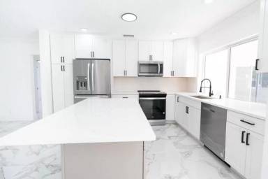 Main picture of 1070 SW 18th St