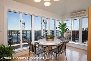 Main picture of 121 Bow St
