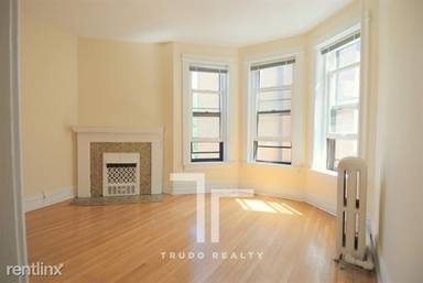 Main picture of 428-438 W Belden Ave
