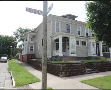 Main picture of 830 S 4th St