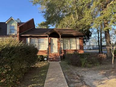 Main picture of 1100 N Pontiac Ave