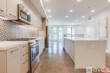Main picture of 1250 N Fairfax Ave