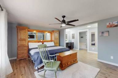 Main picture of 6736 San Bernardino Ave NE