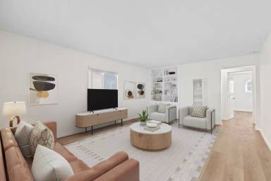 Main picture of 121 E Bay St