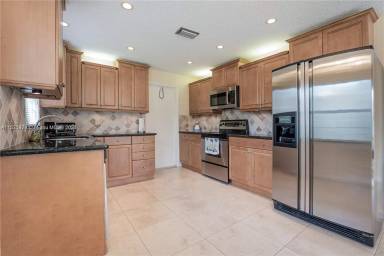 Main picture of 568 SW 169th Ter