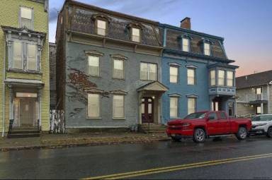 Main picture of 551 2nd Ave