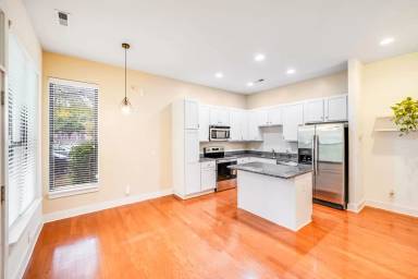 Main picture of 914 Warren Burgess Ln