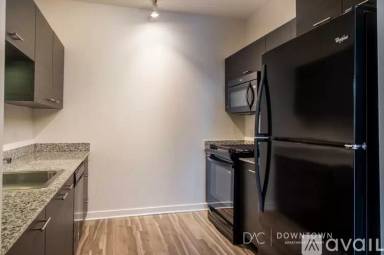 Main picture of 809 N La Salle Dr