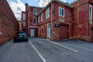 Main picture of 159 E King St