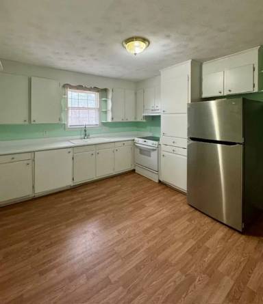 Main picture of 1220 E Main St
