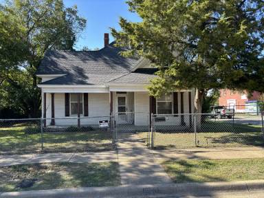 Main picture of 1900 S Jennings Ave