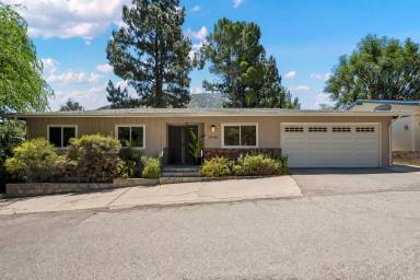 Main picture of 2940 Graceland Way
