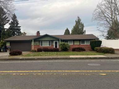 Main picture of 8235 SE Clackamas Rd