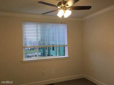 Main picture of 903 Lakeview Ct