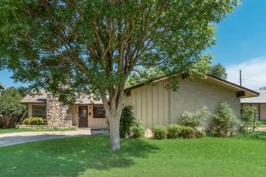 Main picture of 908 Prestwick Ln