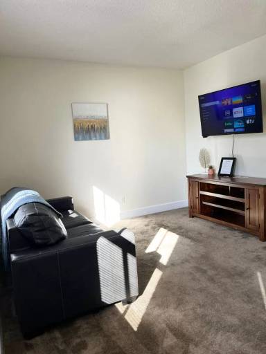 Main picture of 421 W 6th St