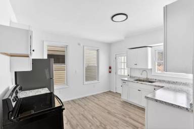 Main picture of 400 N Maple Ave