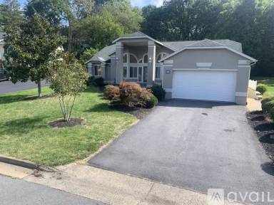 Main picture of 860 Canterbury Ct