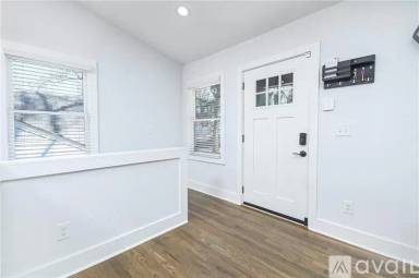 Main picture of 734 Charlotte Pl NW