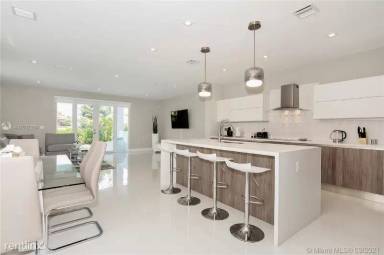 Main picture of 3651 SW 26th St