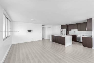 Main picture of Burleigh house condo