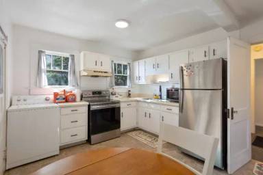 Main picture of 1003 Center St NW