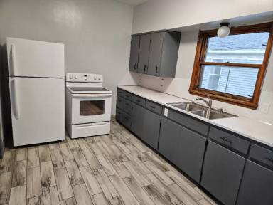 Main picture of 102 Center St