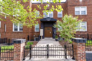 Main picture of 1220 Holbrook Ter NE