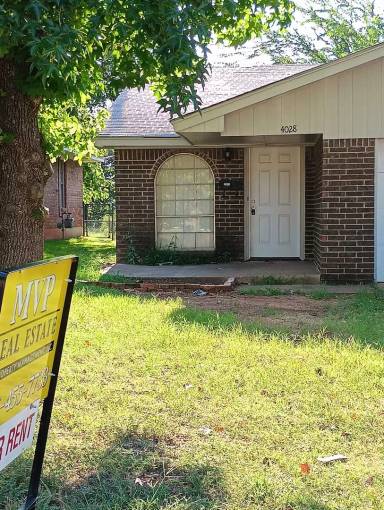 Main picture of 4028 S Locust Dr