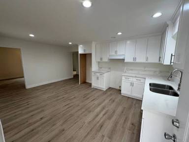 Main picture of 1440 E 48th Pl