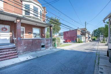 Main picture of 213 N Railroad St