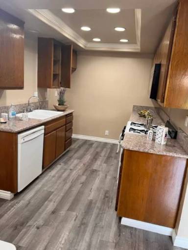 Main picture of 869 W Walnut Ave