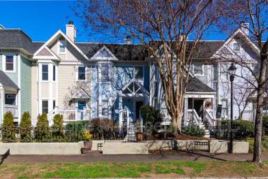 Main picture of 314 W 10th St