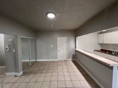 Main picture of 5606 S Figueroa St