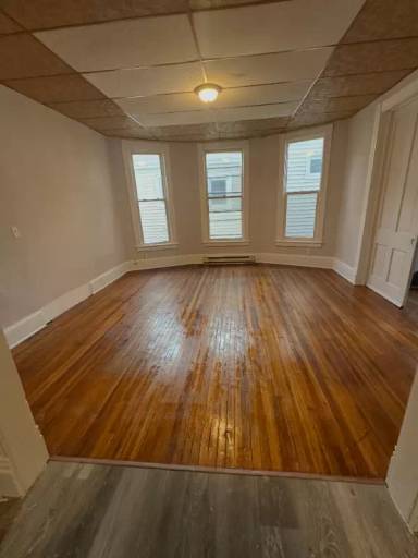 Main picture of 405 1/2 Douglas St
