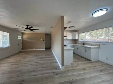 Main picture of 1132 W 7th St