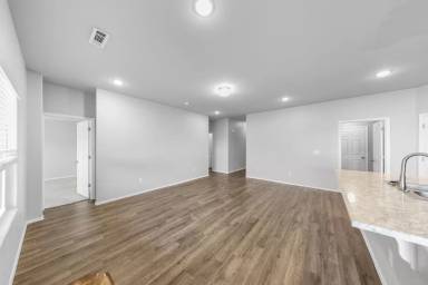 Main picture of 1650 King Rd