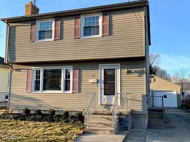 Main picture of 28 Edgewater Dr