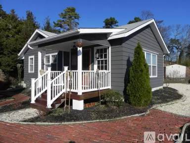 Main picture of 124 S Beverly Dr