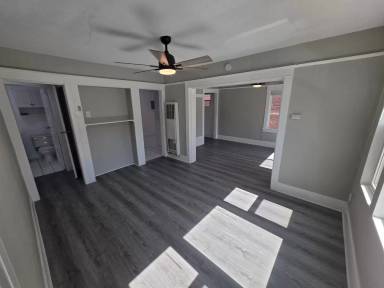 Main picture of 121 W 5th St