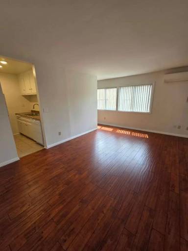 Main picture of 423 S Holt Ave