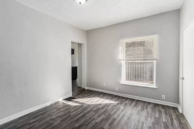 Main picture of 842 Davis St