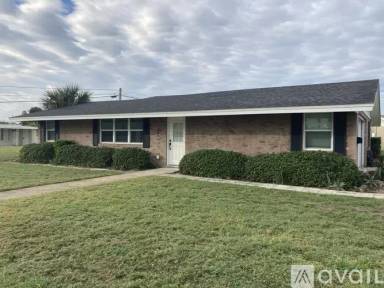 Main picture of 2 Poinsettia Dr